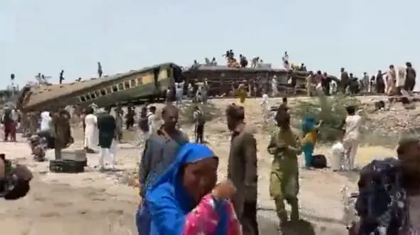 ببینید / اولین ویدیو از خروج مرگبار قطار از ریل در پاکستان