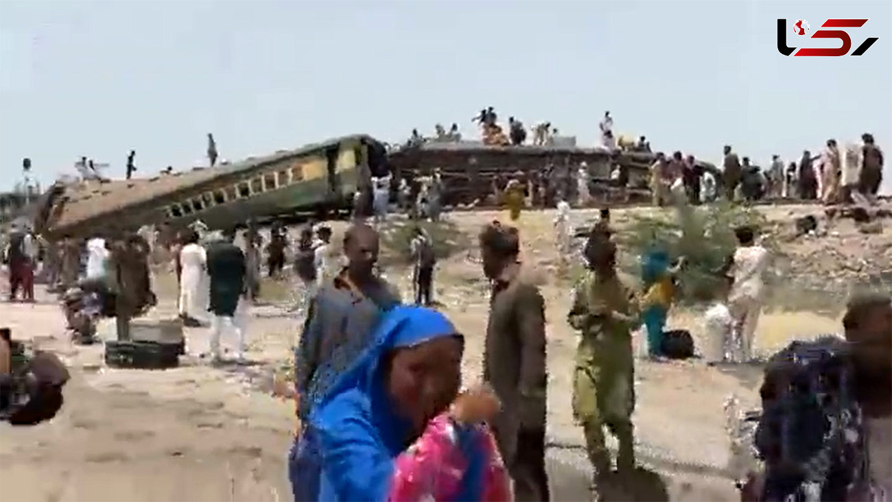 ببینید / اولین ویدیو از خروج مرگبار قطار از ریل در پاکستان