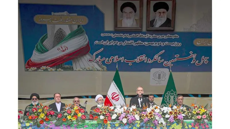 مسعود پزشکیان در جمع راهپیمایان مراسم گرامیداشت سالروز پیروزی انقلاب 22 بهمن 1404 در میدان آزادی تهران