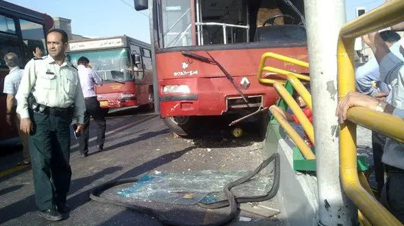 اتوبوس بی آرتی بدون ترمز وارد ایستگاه شد