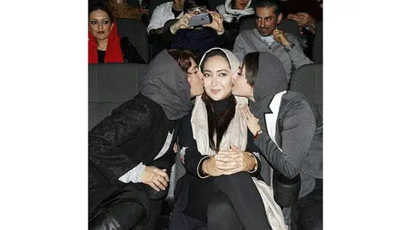 بوسه همزمان دو بازیگر زن معروف بر گونه های نیکی کریمی +عکس 
