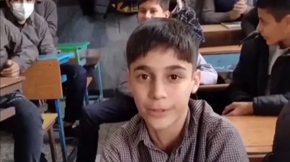 فیلم / پسرک کلاس هفتمی تو مدرسه جوری میخونه آینده باید برا صداش بلیط بخریم