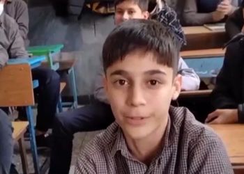 فیلم / پسرک کلاس هفتمی تو مدرسه جوری میخونه آینده باید برا صداش بلیط بخریم