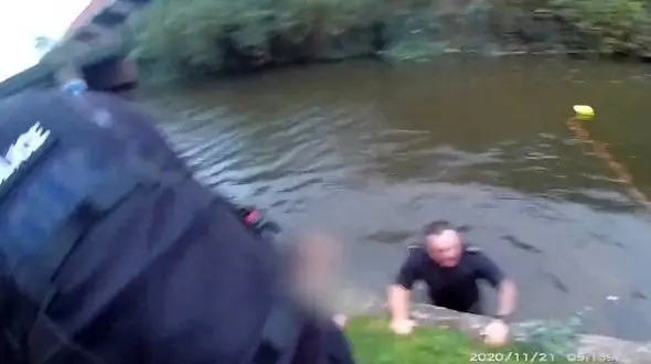 نجات زن در حال غرق شدن توسط مامور پلیس + فیلم