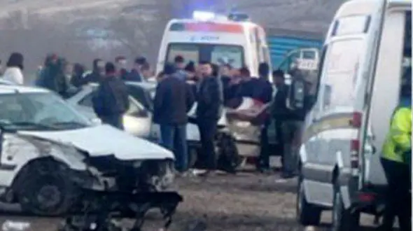 حادثه مرگبار دو خودروی پژو در میانه قره چمن با یک کشته و ۴ مصدوم