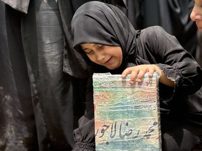 عکس آخرین وداع دختر جوان محمدرضا لاجوردی با پدرش