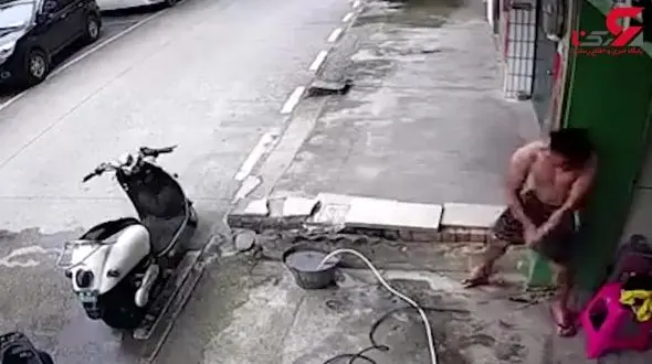 تلاش یک مرد برق گرفته برای بیرون کشیدن دوشاخه از پریز+ فیلم 