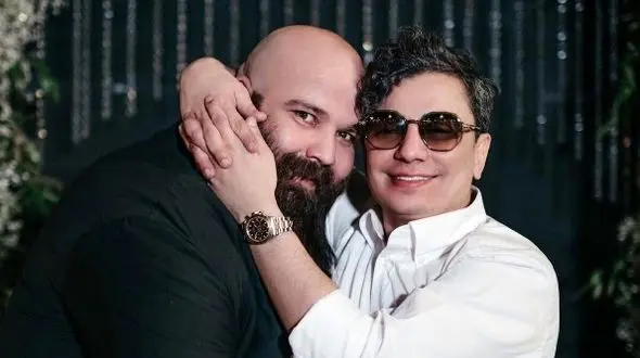 فیلم/ اشک‌های تلخ و احساسی محسن ابراهیم‌زاده در مراسم ختم بادیگاردش/ محمود جان سلام مارو به مرتضی پاشایی برسون