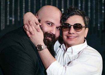 فیلم/ اشک‌های تلخ و احساسی محسن ابراهیم‌زاده در مراسم ختم بادیگاردش/ محمود جان سلام مارو به مرتضی پاشایی برسون