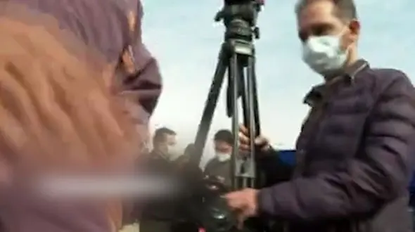 کتک زدن خبرنگار صداوسیما توسط مدیر جمعه بازار + فیلم