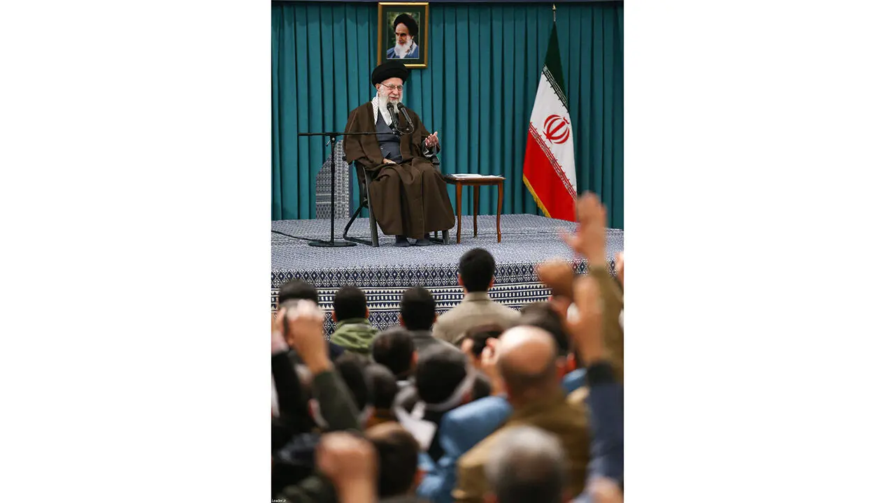 دیدار جمعی از رأی اولی‌ها و خانواده‌های شهدا با رهبر انقلاب حضرت آیت الله العظمی سید علی خامنه ای 1402/12/9