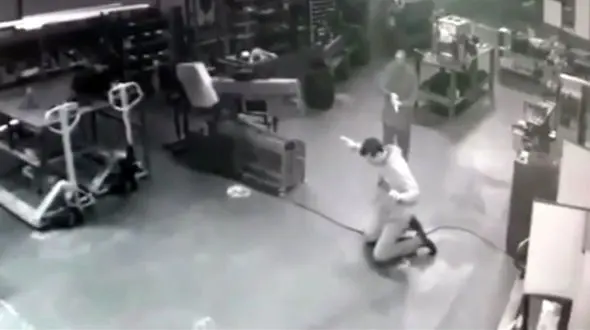 کشتن  صاحب کارگاه توسط سارق سنگ دل + فیلم