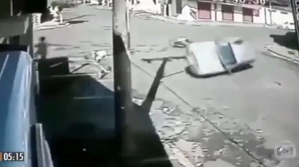 تصادف وحشتناک موتورسیکلت با خودروی سواری + فیلم