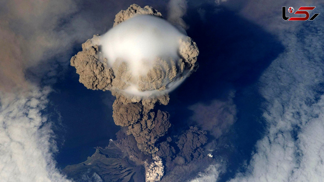 تصویری جالب و فضایی از فوران آتشفشان ! 