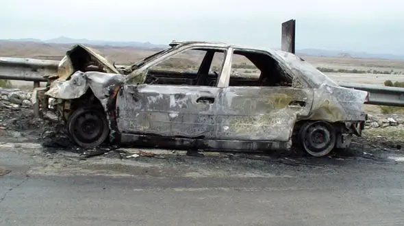 انفجار سمند پلیس در پی برخورد با خودروی قاچاقیان در خاش 