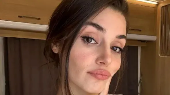 عکس جالب و دیدنی از هانده ارچل درحال بافتن یک فرش زیبا/ خانم بازیگر از این کارام بلده؟