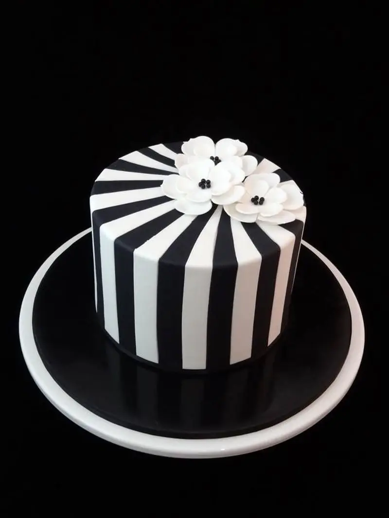 کیک تولد سفید مشکی مردانه