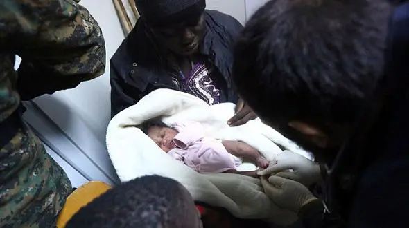 نجات نوزاد 20 روزه از آب های مدیترانه +فیلم و عکس