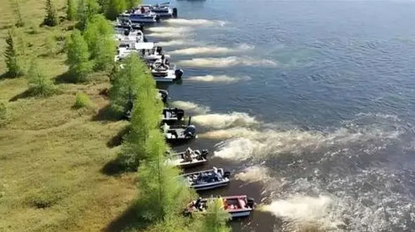 فیلم/ نقل مکان یک جزیره کوچک با چند قایق 