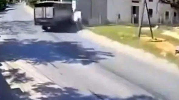 فیلم وحشتناک از تصادف کامیون با دیوار خانه / ماشین ترمز برید راننده به بیرون پرت شد!