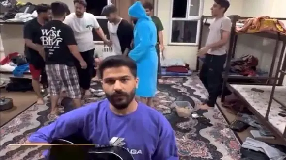 فیلم آواز شاد با صدای بهشتی پسر دانشجو در خوابگاه ! /  رقص کردی دوستش با حوله حمام !  / ببینید