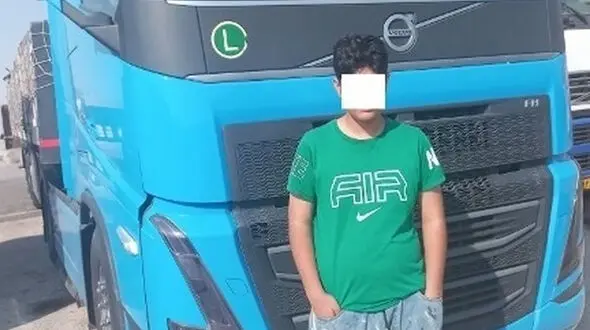 توقیف کامیون کشنده تریلی با راننده 14 ساله در هرمزگان