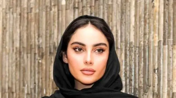 تصویری از ترلان پروانه با استایل شیک در کلبه ی جنگلی اش در شمال کشور