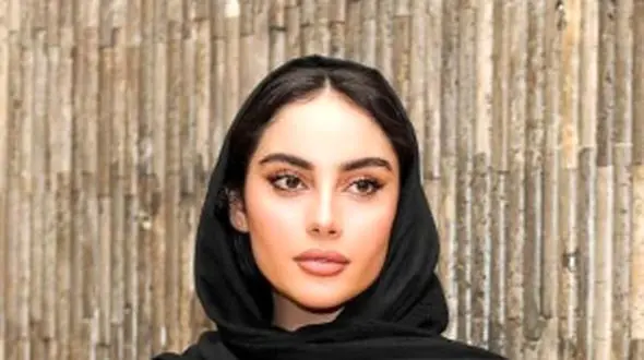 تصویری از ترلان پروانه با استایل شیک در کلبه ی جنگلی اش در شمال کشور