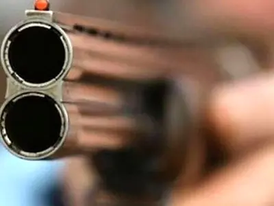  ده ها گلوله ساچمه ای به جان پسر جوان نشست / ماجرای تیراندازی  پرایدسواران چه بود ؟!