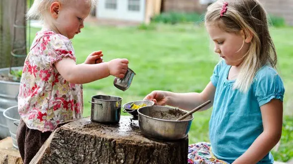 دختر 4 ساله ام از دختر 9 ماهه ام تقلید می کند