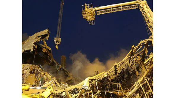 تلاش آتش نشانان برای نفوذ به زیر آوارها / احتمال سرایت آتش به ساختمان شمالی پلاسکو