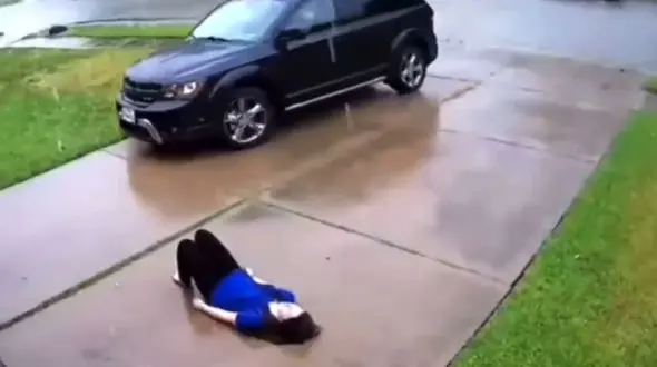 ببینید / عشق واقعی برای دختر آبی پوش / دستانی گرم در زیر باران + فیلم