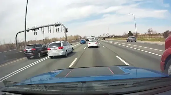 فیلم صحنه زمین خوردن مرد موتورسوار در اتوبان / عامل این حادثه فراری شد