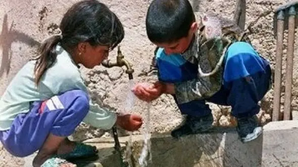 وقتی آب فقط یک ساعت به روستا می‌رسد؛ چشم‌انتظاری مردم روستایی از مهرستان برای کمک خیران + فیلم