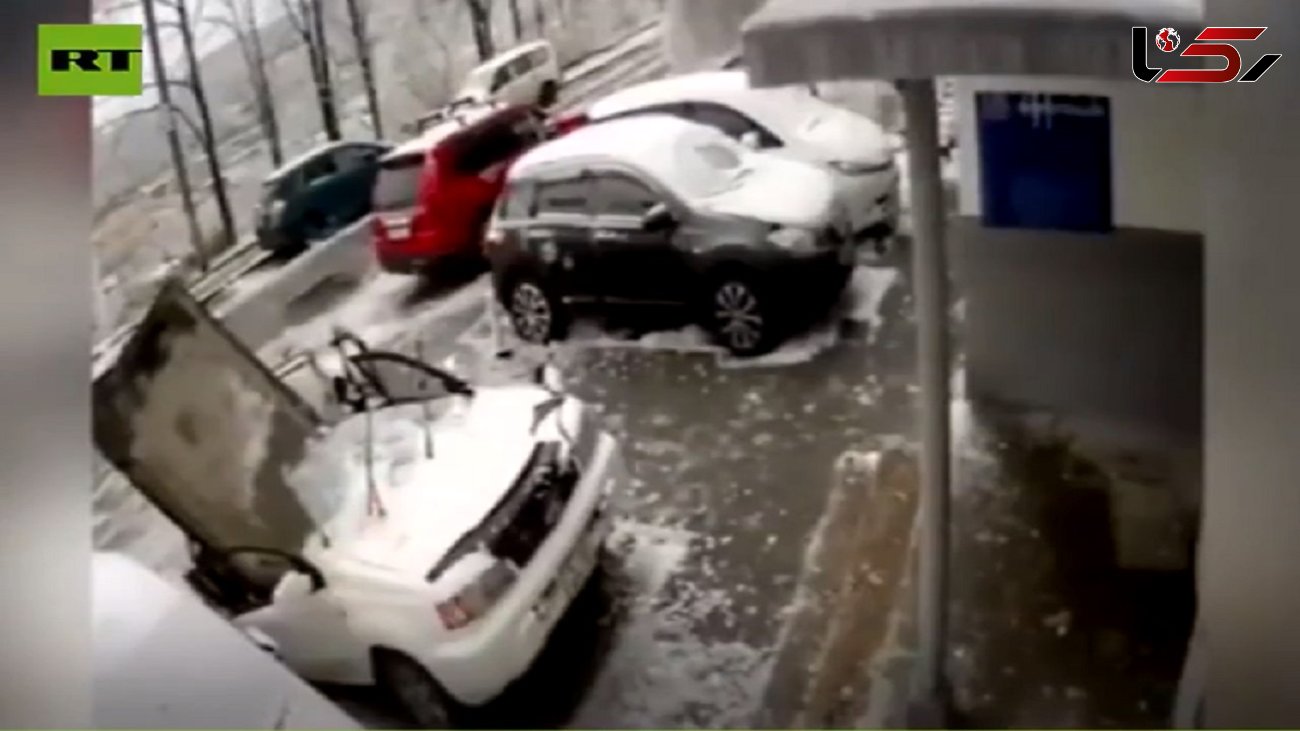 فیلم لحظه سقوط تخته سنگ غول پیکر روی یک ماشین 