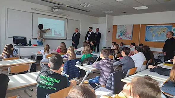 قاتل هولناک خانم معلم سر کلاس درس / انگیزه دانش آموز فرانسوی چه بود؟