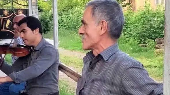 آواز شاد؛ پیرمرد دوستداشتنی تو جمع رفقاش آهنگ نیر نیر رو میخونه و میرقصه ایولا داره