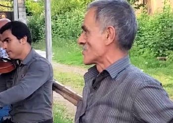 آواز شاد؛ پیرمرد دوستداشتنی تو جمع رفقاش آهنگ نیر نیر رو میخونه و میرقصه ایولا داره
