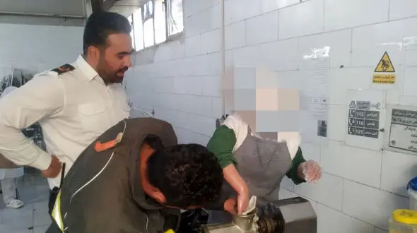 گرفتار شدن دست زن جوان در چرخ گوشت / حضور به موقع تیم های امداد در محل