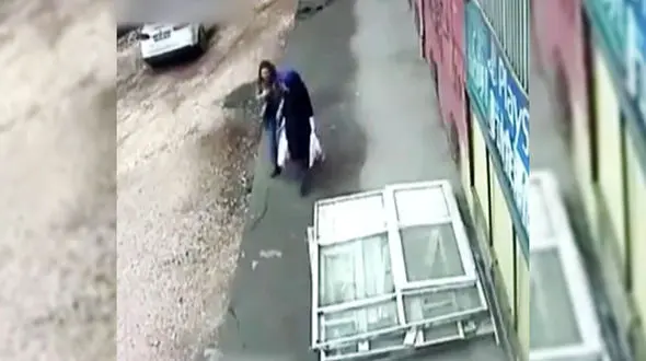 مرگ دلخراش دو زن در خیابان / آنها بلعیده شدند + فیلم