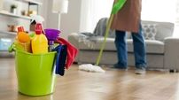 کار کردن لیسانسه ها و فوق لیسانس ها به عنوان نظافتچی منازل /نظافتچی ها در برابر حوادث بیمه نمی شوند 