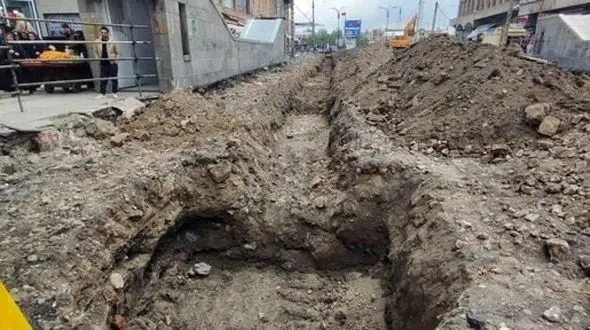 کشف یک دیواره تاریخی از یک بنا در همدان