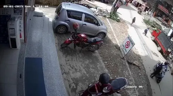 وحشت مردم از غول آهنی که در خیابان غوغا به پا کرد+ فیلم هولناک