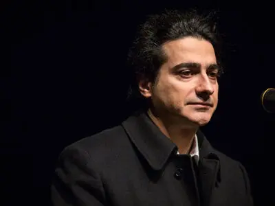 فیلم/ آواز دلنشین و یهویی همایون شجریان وسط شام / جادوی صدا در یک دورهمی صمیمی