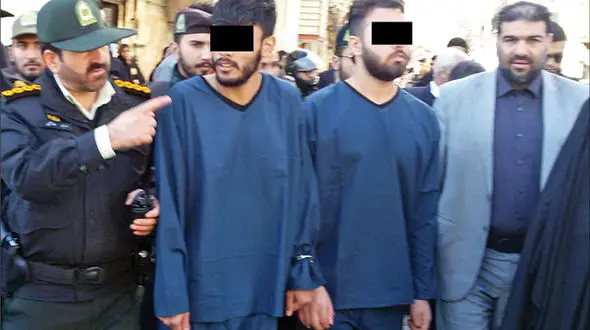 حمله وحشیانه 2 شرور شمشمیر به دست به 32 خودرو در مشهد / اعدام در انتظار این 2 جوان ! + عکس