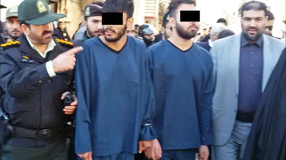 حمله وحشیانه 2 شرور شمشمیر به دست به 32 خودرو در مشهد / اعدام در انتظار این 2 جوان ! + عکس