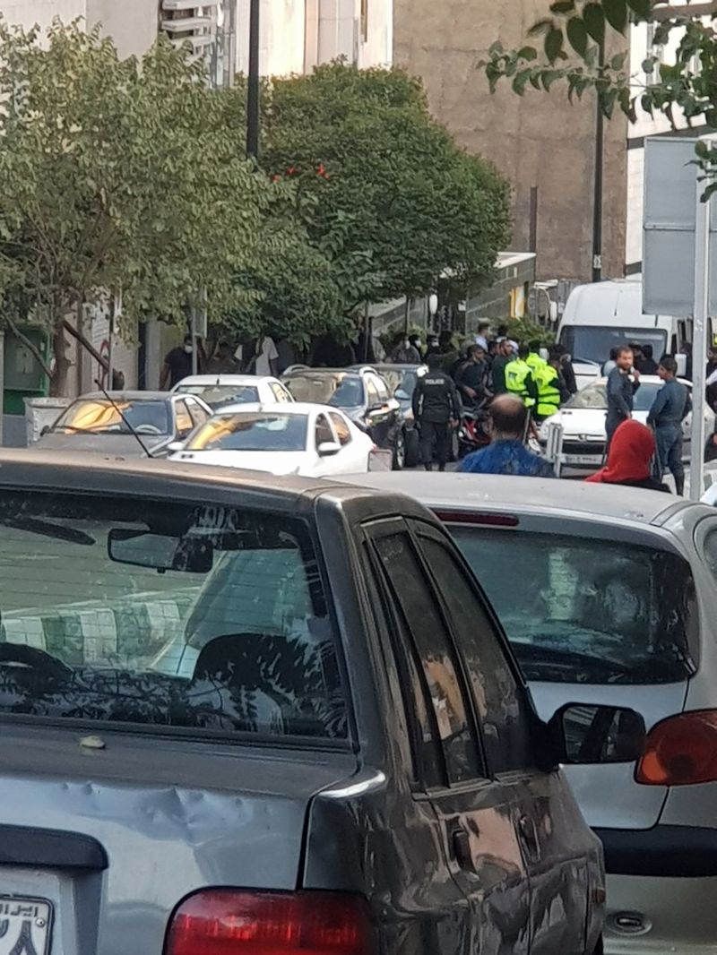 حضور پلیس مقابل بیمارستان کسری بعد از فوت مهسا امینی 