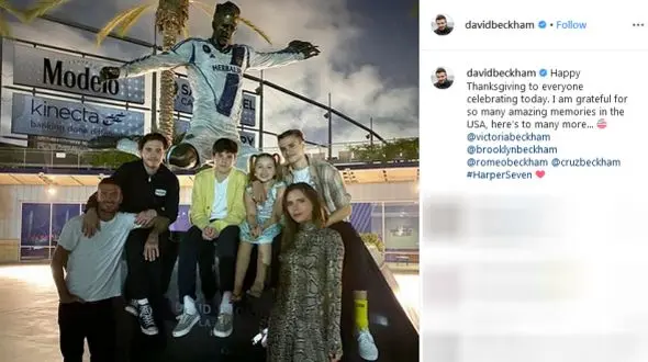 خانواده دیوید بکهام در کنار مجسمه این فوتبالیست+عکس