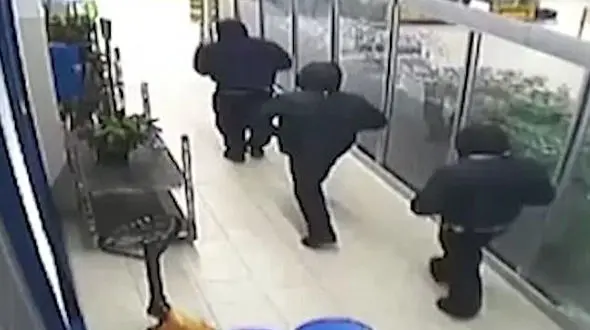 حمله مسلحانه دزدان نقابدار به یک فروشگاه + فیلم