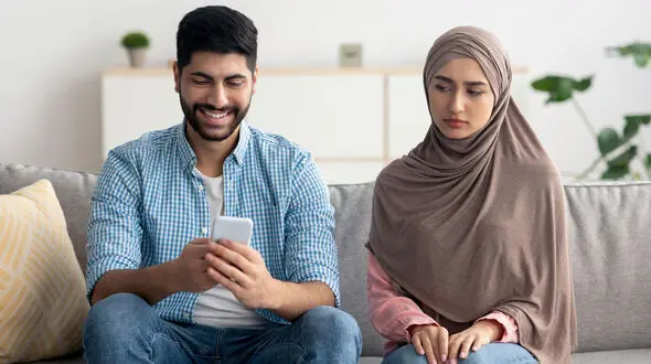 خیانت همیشه با رابطه جنسی شروع نمی شود؛ پیام های پنهانی چه زمانی زنگ خطر ازدواج می شوند؟